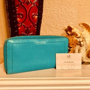 Pretty Leather Coach Zippy Wallet.